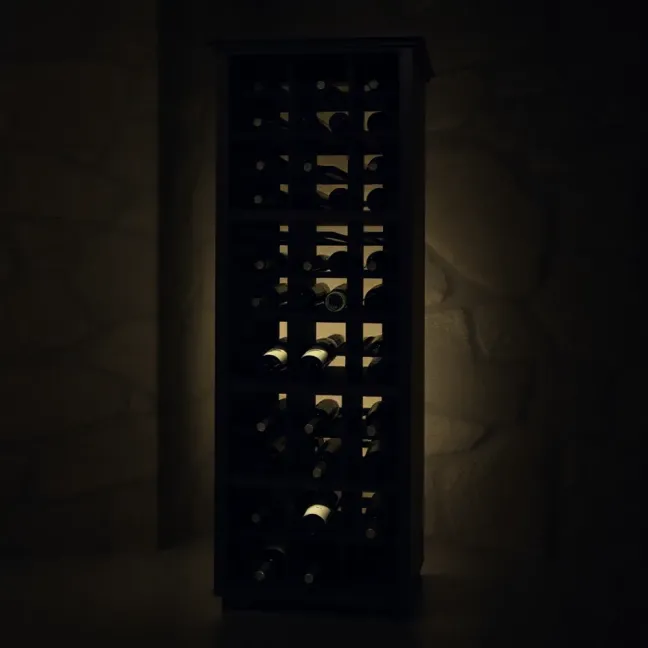 Drewniany regał na wino