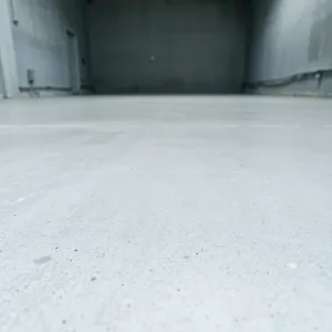 Tania podłoga z betonu