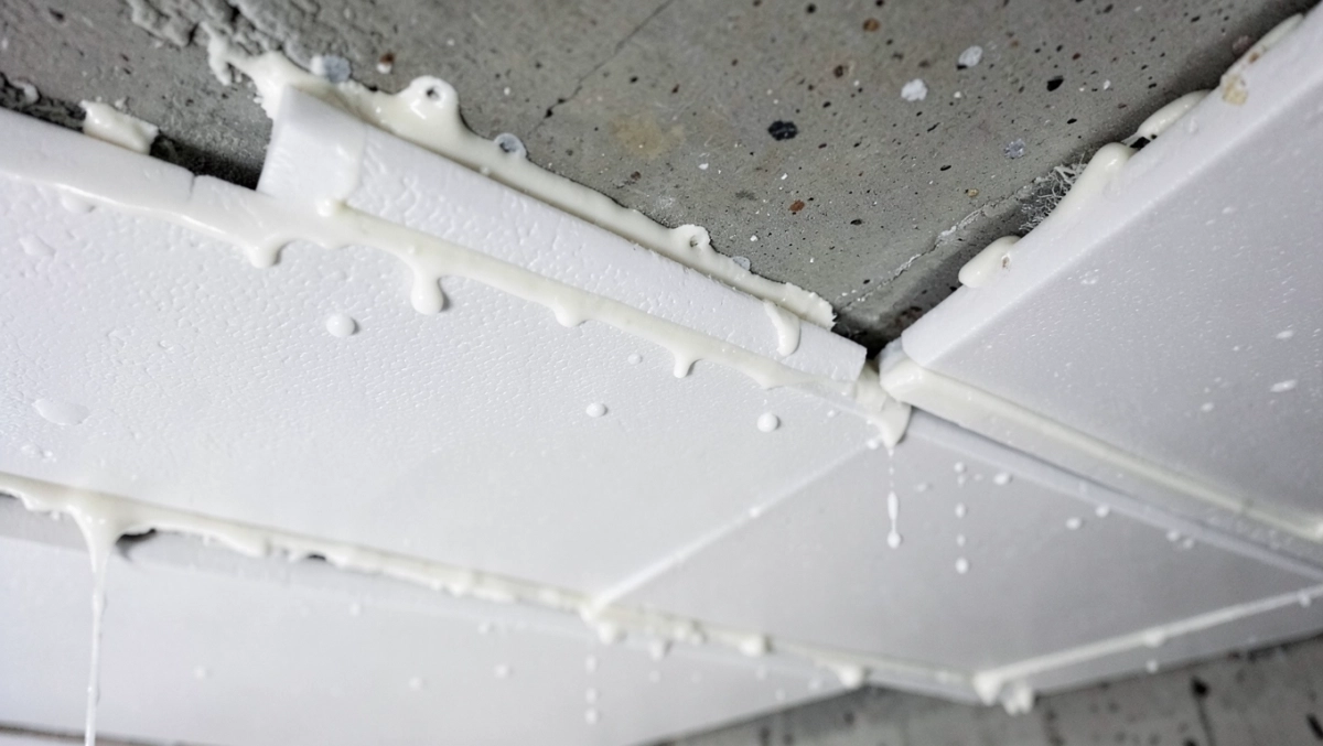 jak przykleić styropian na sufit w garażu