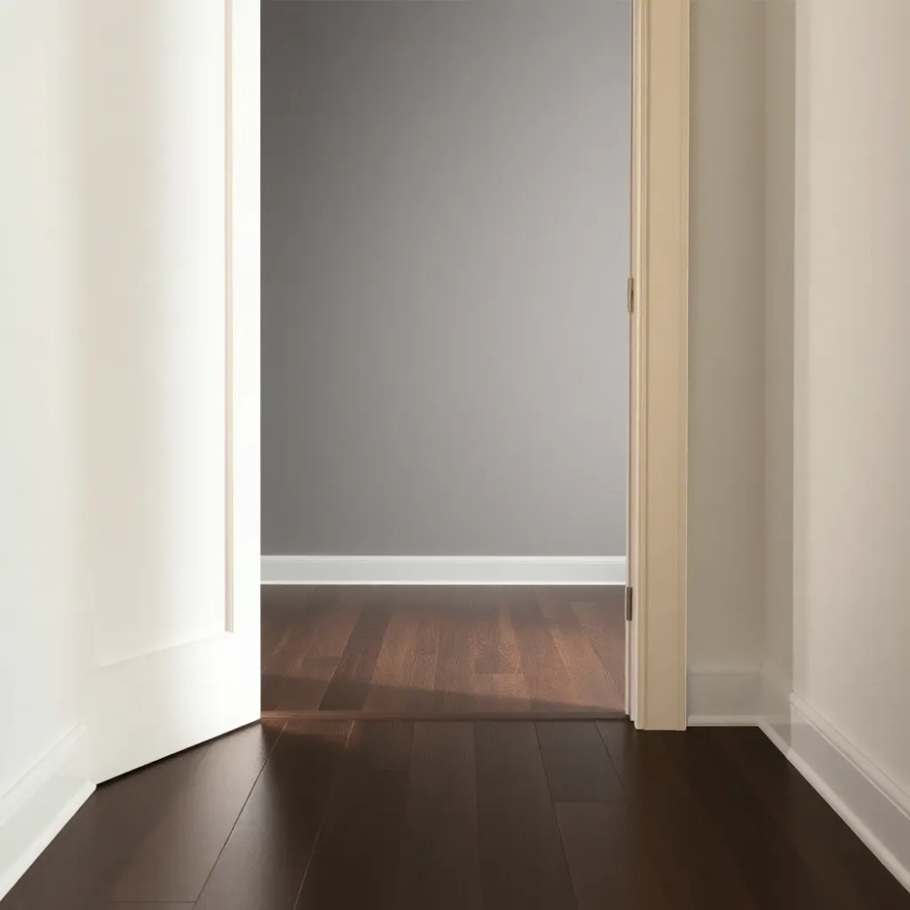 Jasne drzwi do ciemnej podłogi