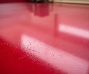 Czy podłoga z żywicy się rysuje