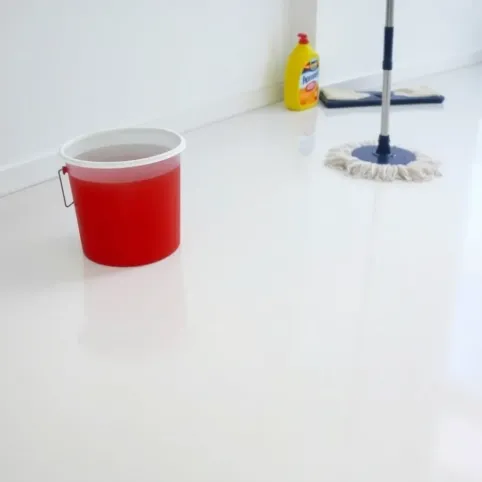 Czym czyścić podłogę z żywicy epoksydowej