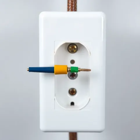 instalacja 2żyłowa a gniazdko z bolcem