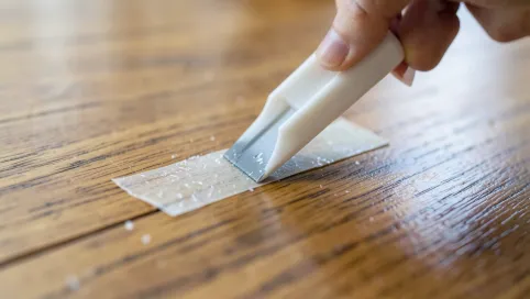 Jak usunąć taśmę dwustronną z podłogi