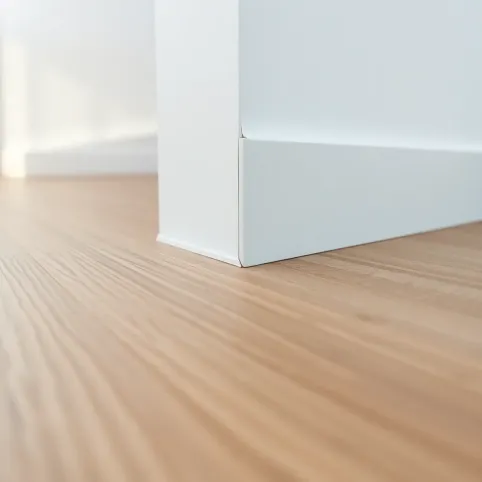 Jaka przerwa między panelami a ścianą