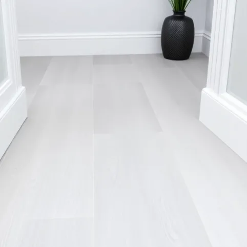 Jakie listwy przypodłogowe do szarych płytek