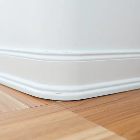 Krzywa podłoga a listwy przypodłogowe