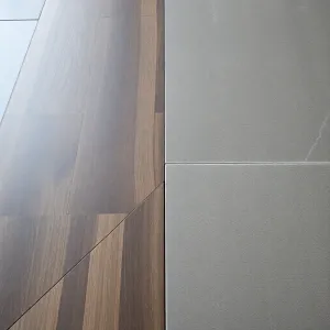 Łączenie paneli z płytkami korkiem