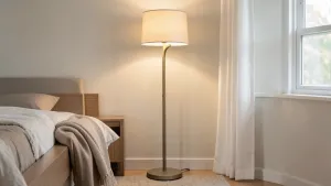 Lampa podłogowa do sypialni