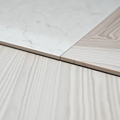 Listwa między płytkami a panelami