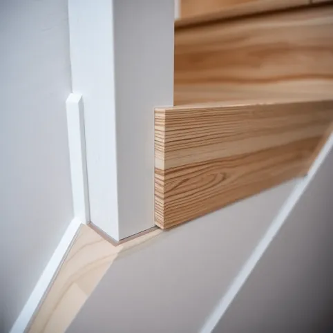 Listwy wykończeniowe do paneli na schody