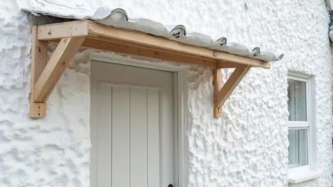 Montaż daszku nad drzwiami na styropianie