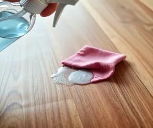Mycie paneli płynem do szyb
