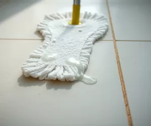 Mycie podłogi płynem do płukania