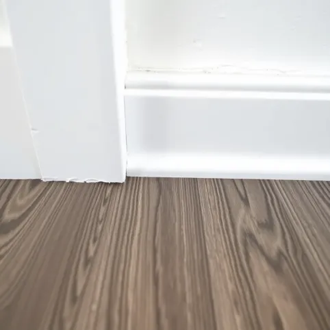 Szpara między listwą a podłogą